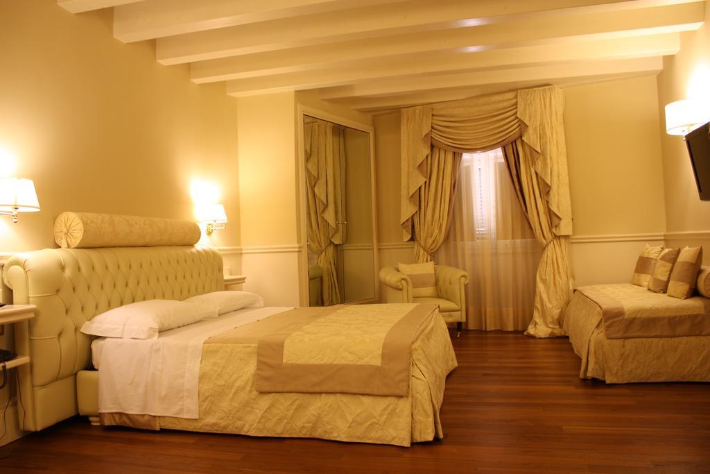 Suite Hotel Santa Chiara Lecce Rom bilde